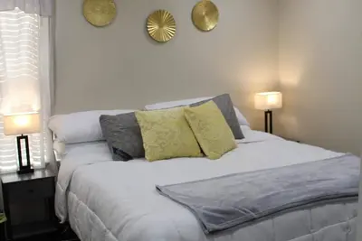 Image de 3-bedroom house in charming Denison with office and large fully fenced back yard