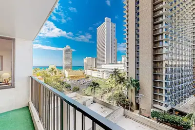Image de Ocean View Retreat•4 Mn Walk 2 Beach•Lanai•Sleep 6 @ Waikiki Banyan #908 Tower 1