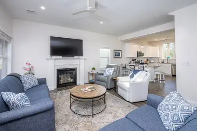 Image de Cozy cottage resort style community, heated pools, club house, close to beaches