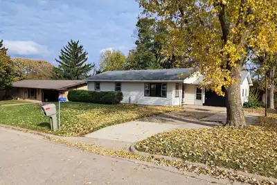 Image de Location! Large Home w/ Country Views, Entertainment, Dubuque