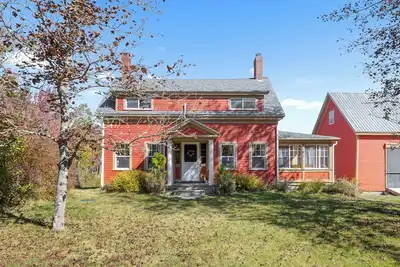 Image de Coastal Red Farmhouse w/firepit, 5 Br, 8 beds, 1. 5 Ba, 6 acres, Narragaugus Bay.