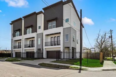Image de 3bd/3. 5ba Close to Convention Center & Downtown!