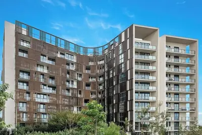 Image de Light-filled 2-Bed + Study Apartment. Free Secure Parking!