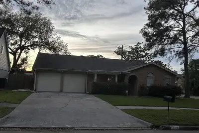Image de Charming guest house just built in delightful se Houston Ac internet included