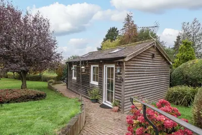 Image de The Log Cabin, romantic, with a garden in Gloucester
