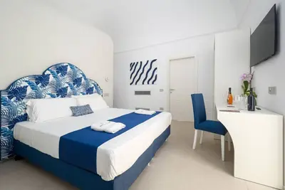 Image de 💎 Blu Sky Luxury Palace – Dlx Room: Elegance & Comfort 🚉🌊