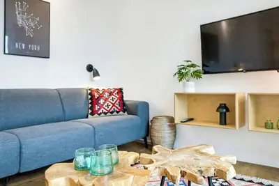 Image de Belle maison de vacances privée pour 6 personnes avec piscine, bain à remous, Wifi, Tv et terrasse