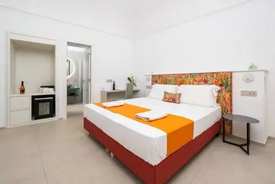 Image de 💎 Blu Sky Palace – Orange Room: Elegance & Comfort between Beach and Station