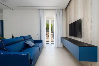Image de Blu Sky – King Blue Apartment: Regal Comfort & Contemporary Design in Meta 👑💙