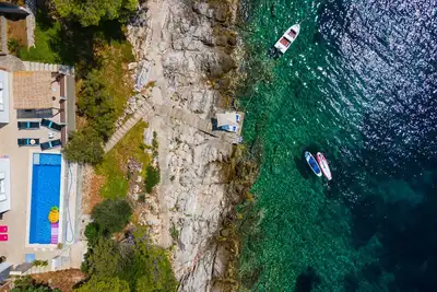 Image de Waterfront House Arnet by Villas Guide