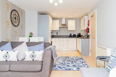 Image de Modern apartment offering on-site parking, level access, and a prime location within walking distance to the railway station, shops, and restaurants.