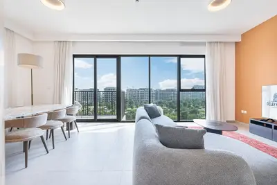 Image de Luxury Modern Home with Direct Park Access