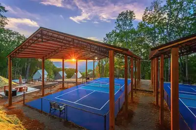 Image de Lookout Pickleball Stay & Play Mountain Retreat- All 4 cabins