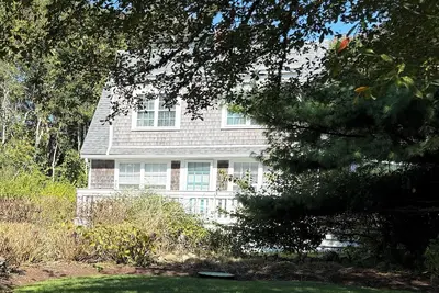 Image de Peaceful cottage in quaint Mattapoisett beach community.