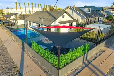 Image de 2 Large Bedrooms | Sauna | Heated Patio