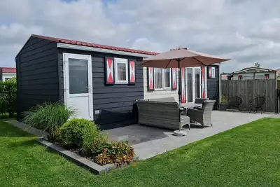 Image de Chalet clôturé Veere avec terrasse et chien