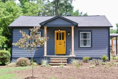 Image de Cozy Cottage on Food Forest in the Heart of Charlotte!