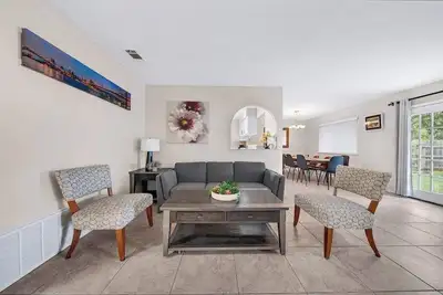 Image de Modern 5br Home |Cozy Fireplace, Office & Downtown