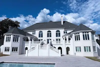 Image de Luxurious 9-Bedroom Mansion with Bridal Suites in Lexington, Kentucky.