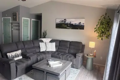 Image de Co Beehive with 2 new king beds! Reclining sectional couch with fireplace!