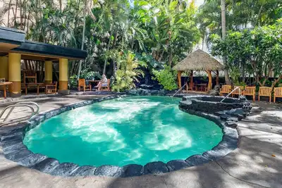 Image de Studio in the Heart of Waikiki! Steps to the Beach with Full Kitchenette