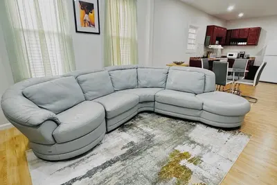 Image de Spacious & Cozy 3-bedroom with laundry & gym, near Nyc!