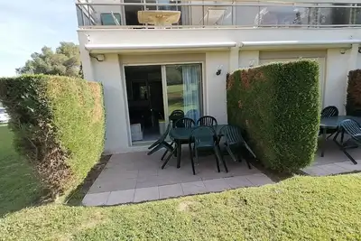 Image de Loue à la semaine rez de jardin dans résidence au calme avec piscine
