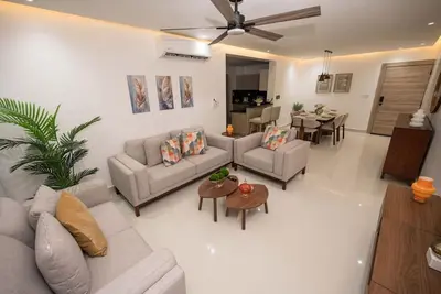 Image de Family Rooftop by Airport Pool-Gym-Cinema-Security