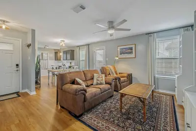 Image de Close to Texas A&M, Legends Event Center, Veterans Park • Backyard • Workspace