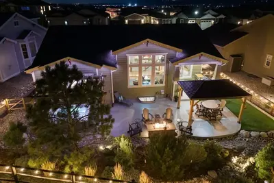 Image de Luxury Lakefront Spa: Massage Chair. Infrared Sauna. Epic Arcade. Home Theater.