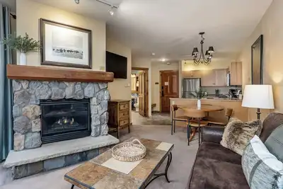 Image de Walk to Slopes! Hot Tubs, Balcony & Fireplace