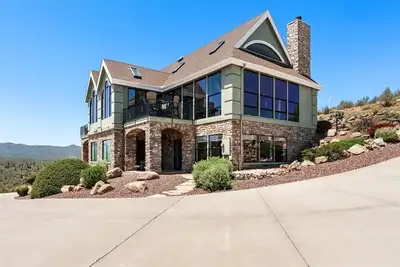 Image de 5000 Square-foot home with four bedrooms with gorgeous views