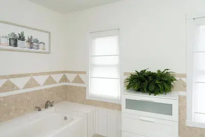 Image de Stylish 3-bedroom home in up-and-coming North End Detroit neighborhood with Ac