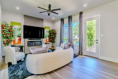 Image de Upscale Downtown Home • Coffee Bar • Chef Kitchen
