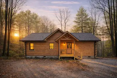 Image de Hot tub cabin • record player • mtn views • 15 min to Blue Ridge & Ellijay