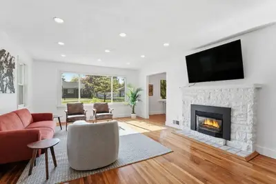 Centrally-Located | Modern Vibes | King Beds