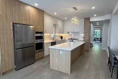 Image de Elegant 4-Bed, 6-Bath Luxury Retreat