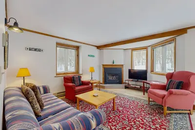 Image de Ski-in/ski-out condo w/ balcony, gas fireplace, mountain views, w/d, wifi