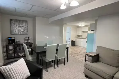 Image de Cozy Retro Basement suite your Home away from Home