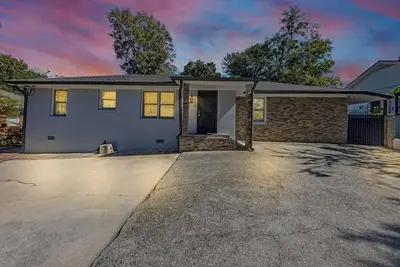 Image de Cozy 2 Br suite with kitchenette, brick accent & comfortable living