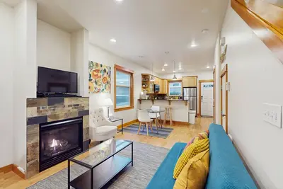 Image de Stylish townhouse retreat with chef’s kitchen, cozy fireplace & private backyard