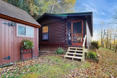 Image de Whittier cabin with cozy porch, fire pit & close to outdoor attractions