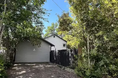 Image de Basement suite & fenced yard