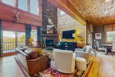 Image de Centrally located upscale cabin with mountain views, pool table & dog-friendly!