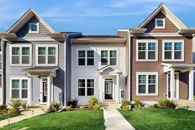 Image de Peaceful lake retreat with scenic balcony, patio, kayaks, shared beach & dock