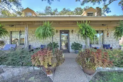 Image de New! Country living on Acres I 20 Mins to Austin