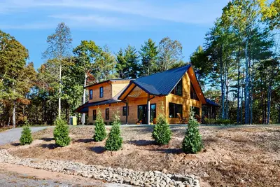 Image de Cozy artisan cabin with hot tub, fire pit & copper-accent touches