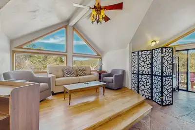 Image de Conveniently located home w/ full kitchen, wifi & private w/d