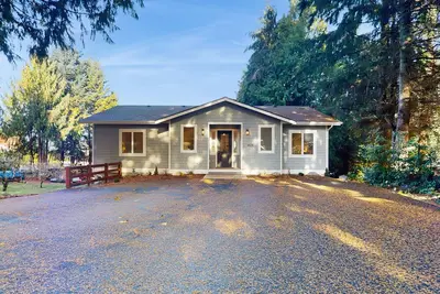 Image de Peaceful lakeside getaway with shared private beach & dock, electric fireplace