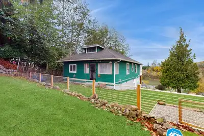 Image de Pet-friendly waterview retreat with deck views, firepit & family game room